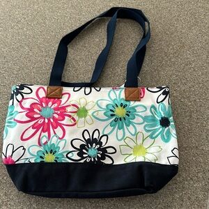 NWT ThirtyOne Demi Day Bag in Loopsy Daisy. Zip closure, 1 zippered pocket